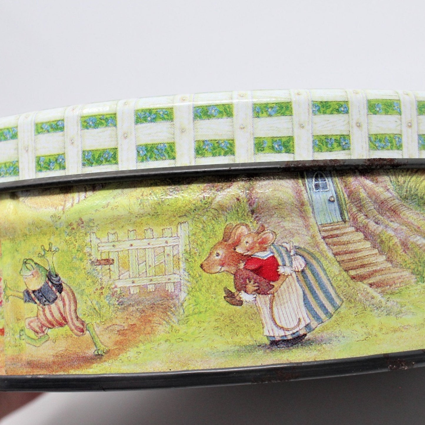 Gift Tin / Cookie Tin, Easter Bunny Rabbit, Sisung, 6.5" Vintage